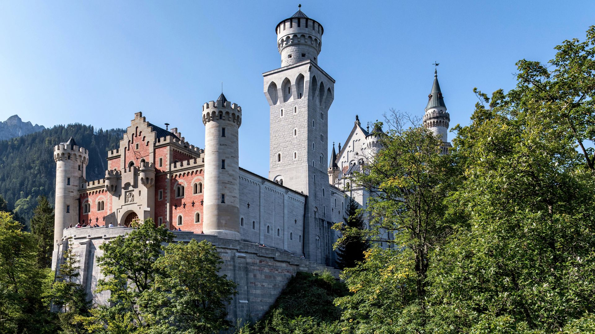 Schloss Neuschwanstein im Herbst vor bayerischer Bergkulisse